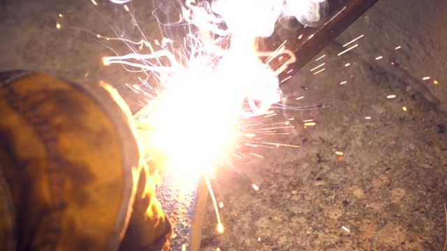 Welding-steel-with-electricity-in-slow-motion