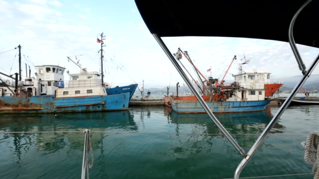 Barcos-en-el-puerto-de-Batumi,-Georgia-transporte,-industria-del-buque,-Puerto-de-los-pescados