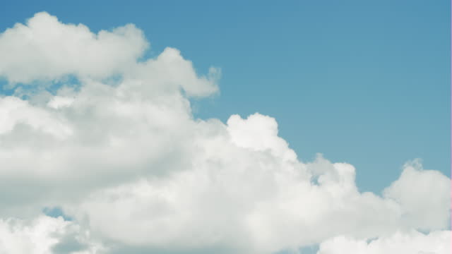 Time-lapse-nube-movimiento-cielo-azul-fondo