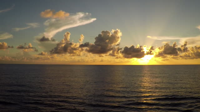 Puesta-de-sol-en-el-océano-abierto-(60-fps)