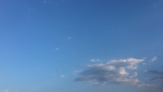 schönen-blauen-Himmel-mit-Wolken-Hintergrund.-Himmel-Wolken.-Himmel-mit-Wolken-Wetter-Natur-Wolke-blau.-Blauer-Himmel-mit-Wolken-und-Sonne.