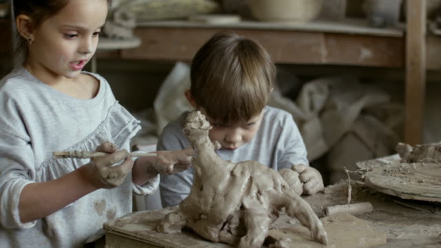 Niños-que-esculpir-con-arcilla-en-el-taller-de-cerámica