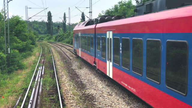 Belgrado,-Serbia,---26-de-mayo-de-2018:-composición-de-pasajeros-de-tren-moderno-pasando-por-en-Belgrado,-Serbia.