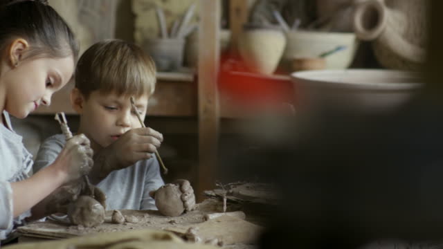 Kinder-mit-Keramik-Ton-im-Workshop-Bildhauerei