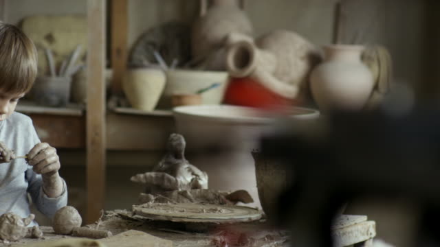 Niño-de-esculpir-con-arcilla-en-el-taller-de-cerámica