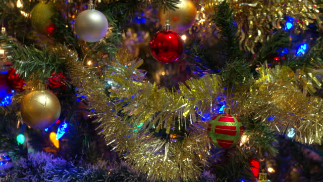 Tiro-dolly-adornos-árbol-de-Navidad.-4-K.-UHD