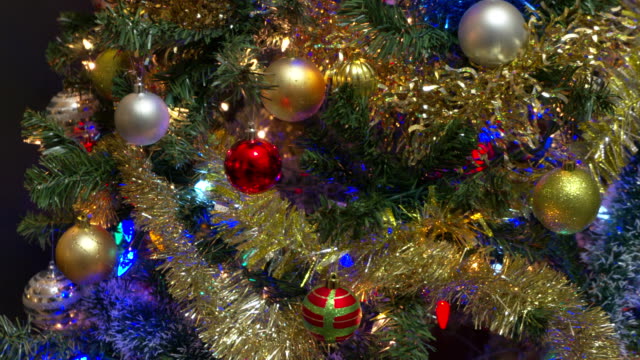 Adornos-árbol-de-Navidad-y-luces-dolly-tiro.-4K-UHD