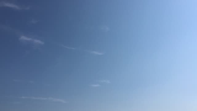 Weiße-Wolken-verschwinden-in-der-heißen-Sonne-am-blauen-Himmel.-Time-Lapse-Bewegung-Wolken-blauer-Himmelshintergrund.-Blauer-Himmel.-Wolken.-Blauer-Himmel-mit-weißen-Wolken-und-Sonne.