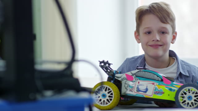 Porträt-eines-jungen-halten-Spielzeugauto
