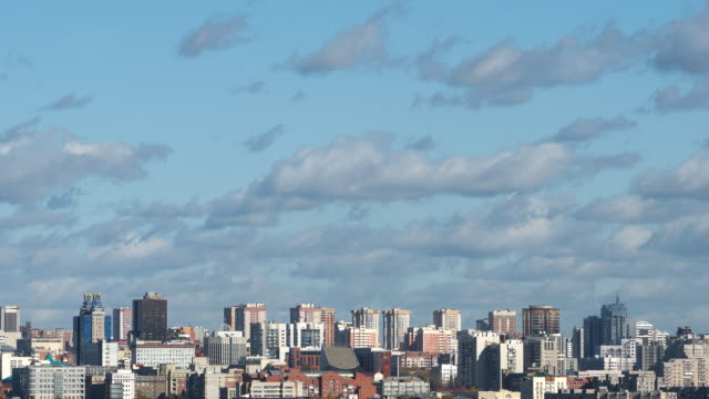 Zeitraffer:-Wolken-und-Stadtbild,-Novosibirsk,-Russland