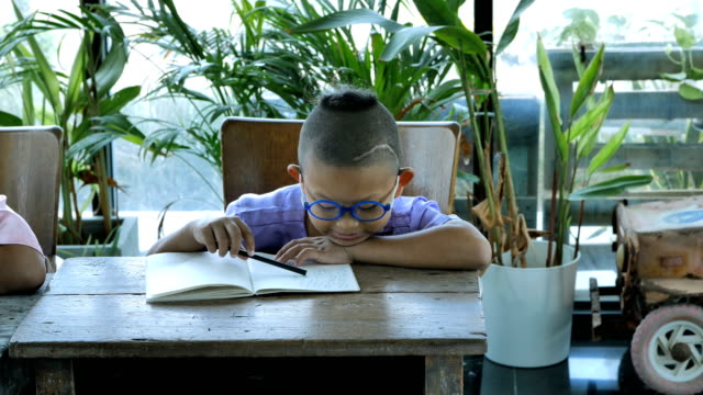 Asia-muchacho-leer-libros.-concepto-de-educación