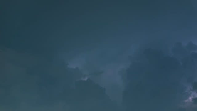 Gewitterwolken-in-der-Nacht-mit-Blitzschlag-Zeitraffer,-4K-Zeitraffer