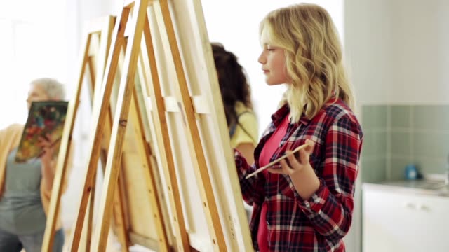 Studenten-mit-Staffeleien-Malerei-an-der-Kunstakademie