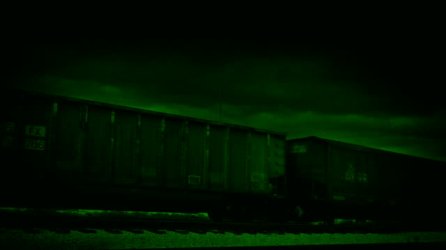 Güterzug-vorbei-Nachtsicht