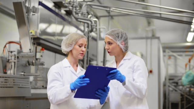 Frauen-Technologen-in-Eis-Fabrik