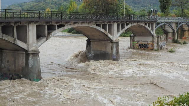 Serio-Flusses-geschwollen-nach-starken-Regenfällen.-Provinz-von-Bergamo,-Italien