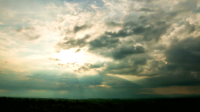 Timelapse-bunten-dramatischen-Himmel-mit-Cloud-bei-Sonnenaufgang