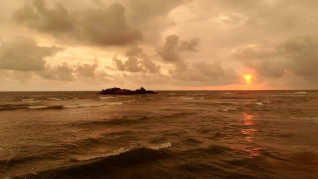 Der-Flug-über-den-Ozean-auf-dem-Sonnenuntergang-Hintergrund