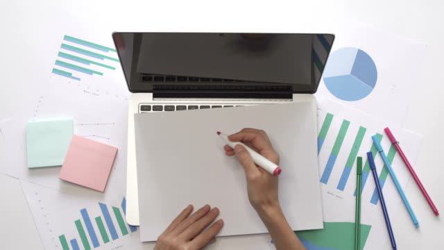 Business-Konzept.-Frau-schreiben-Idee-auf-Papier-auf-Laptop.-Büro-Desktop.