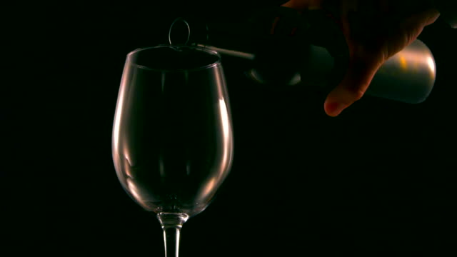 Rotwein-in-Glas