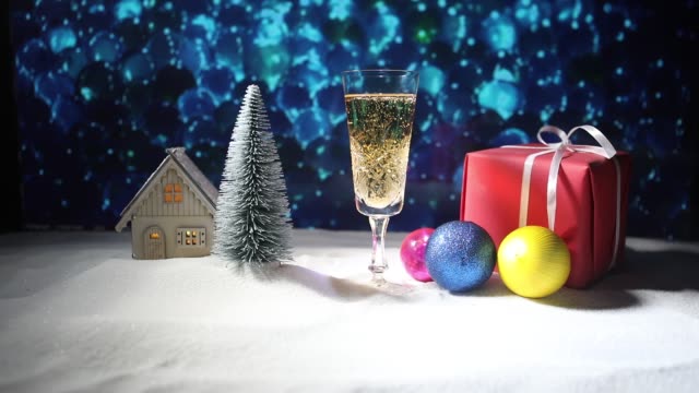Copa-de-champán-con-decoración-de-la-Navidad.-Alcohol-de-vacaciones-de-invierno-tradicional-bebida-en-la-nieve-con-las-creativas-ilustraciones-de-año-nuevo.-Copia-espacio