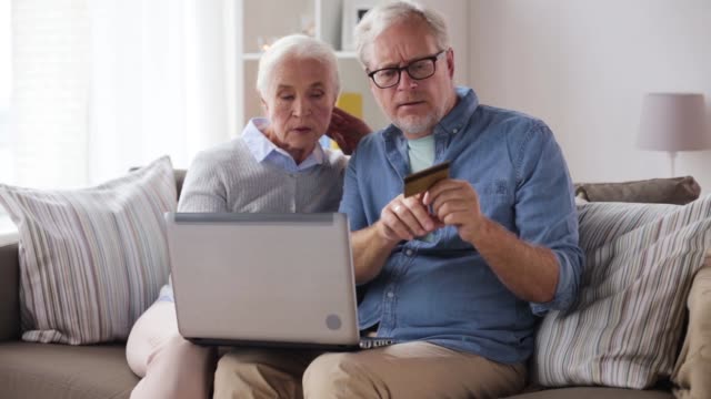 gerne-älteres-Paar-mit-Laptop-und-Kreditkarte