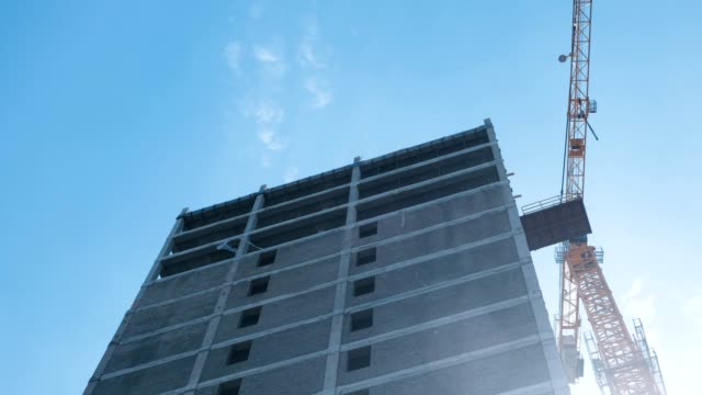 Mehrstöckige-Gebäude-Gebäude-und-Baukran-auf-dem-Hintergrund-der-klaren-Himmel.
