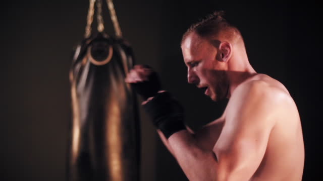 Boxer-hombre-poniendo-mucho-esfuerzo-en-capacitación