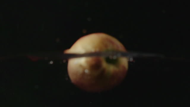 Apfel-fällt-ins-Wasser-Slow-Motion