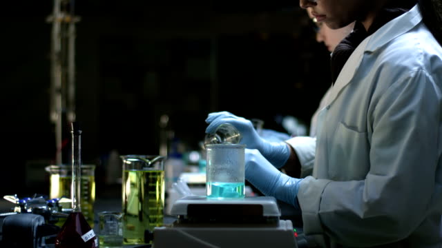 Estudiantes-universitarios-hacen-experimentos-en-un-laboratorio-de-química