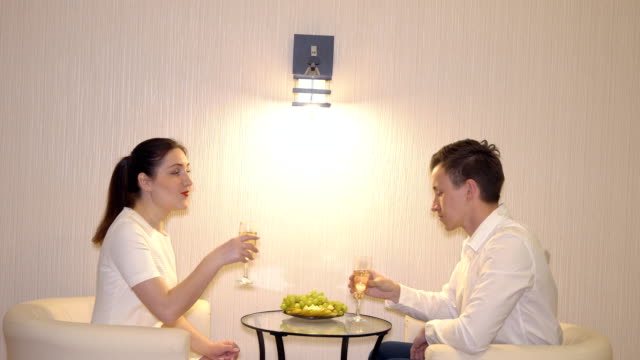 Romantisches-Rendezvous-eines-jungen-Paares-mit-Obst-und-Champagner