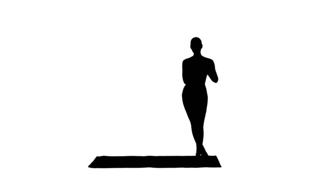 Silhouette-Frau-Yoga-zu-praktizieren,-stehend-in-erweitert-Seitenwinkel-Übung-Utthita-Parsvakonasana-darstellen.