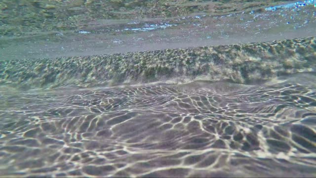 arena-bajo-las-ondas-de-agua-de-mar