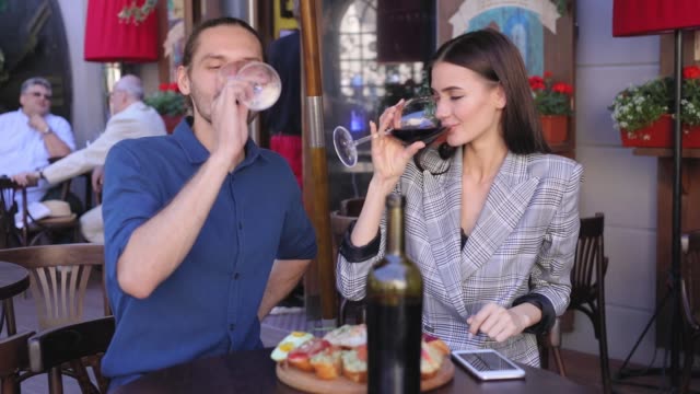 Couple-Drinking-Wine-Enjoying-Romantic-Dinner-At-Restaurant