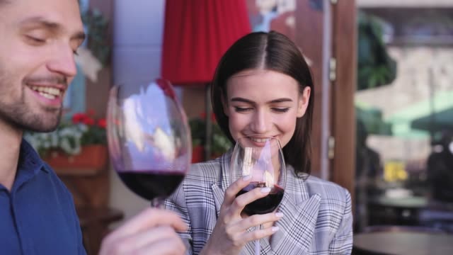 Couple-Drinking-Wine-On-Date-At-Restaurant,-People-With-Drink