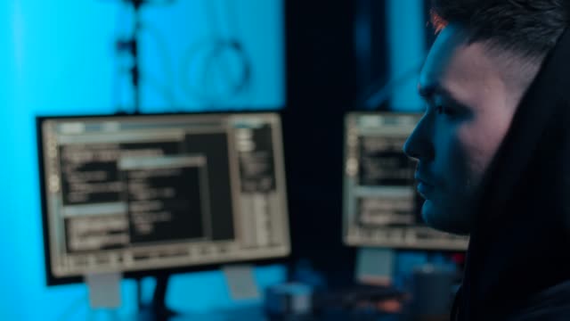 hacker-asiático-en-habitación-oscura-con-computadoras-por-la-noche