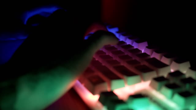 Persona-escribiendo-en-teclado-RGB-de-juego-blanco