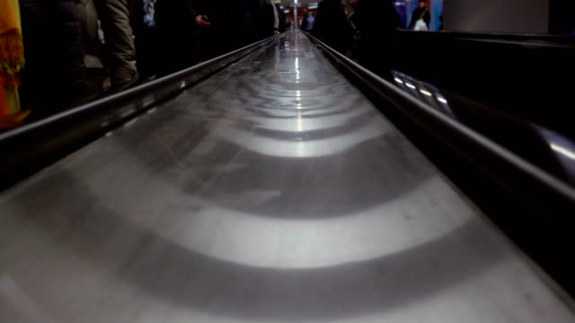 People-and-escalators-in-the-underground
