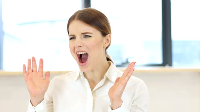 Mujer-gritando-en-la-oficina