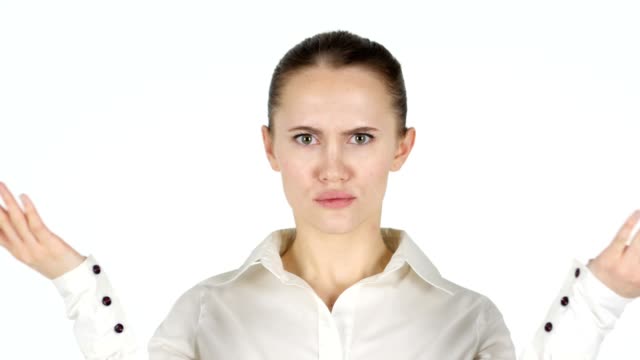 Frau-mit-dem-Ausdruck-ihrer-Wut,-weißer-Hintergrund