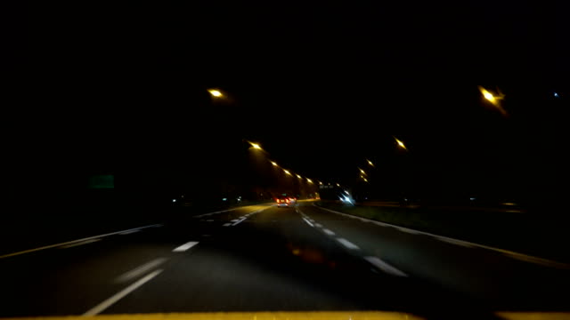 fahren-in-der-regnerischen-Nacht