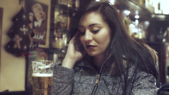 faszinierende-und-depressiven-Frau-trinkt-ein-Glas-Bier-in-einem-pub