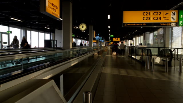 Gente-con-maletas-caminando-al-pasillo-de-salida-en-el-terminal-del-aeropuerto,-viajar