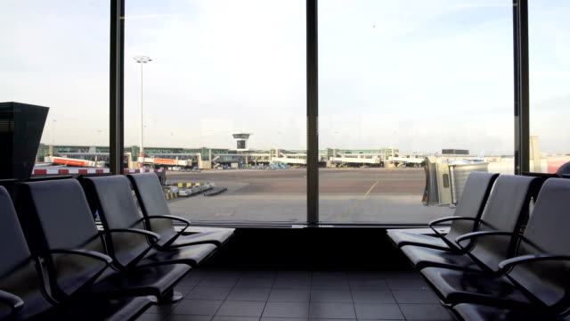 Schöne-Aussicht-auf-leeren-Plätze-am-Abflug-Lounge,-Flughafen-Terminal,-Reisen