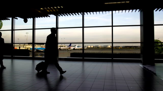 Männer-und-Frauen-mit-Gepäck-zu-Fuß-in-der-Flughafen-Terminal,-Reisen-und-Urlaub