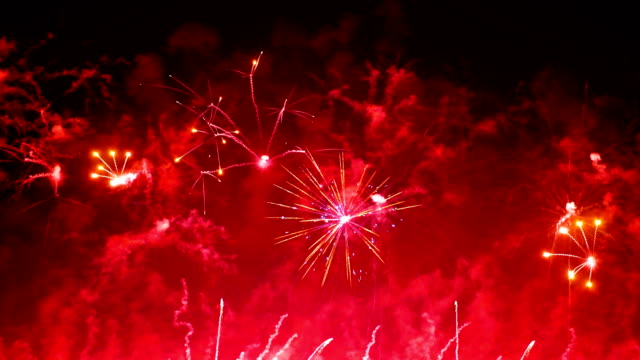 Buntes-Feuerwerk-explodiert-in-den-Nachthimmel.-Feiern-und-Veranstaltungen-in-leuchtenden-Farben.