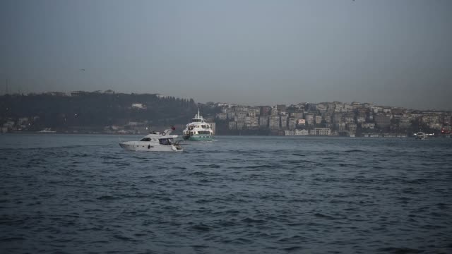 ferry-en-el-Bósforo-de-Istanbul,-Turquía