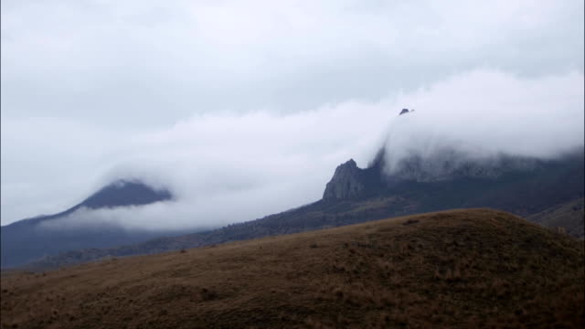 Zeit-runden-Bewegung-Nebel-aus-den-Bergen