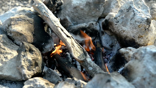 Lagerfeuer-in-ein-Lagerfeuer-von-Steinen-im-freien