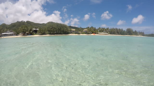 Vista-del-paisaje-del-islote-Taakoka-al-atardecer-en-la-laguna-de-Muri-en-Rarotonga,-Islas-Cook